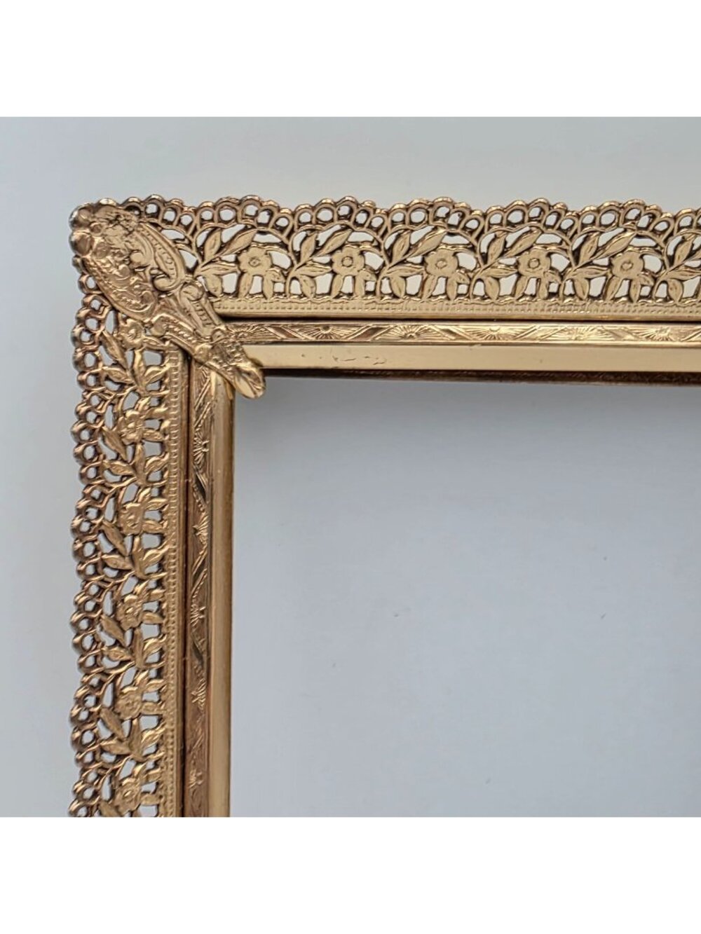 VTG Ornate Gold Tone Metal Picture Frame Filigree Floral Details Accents 5"x7"